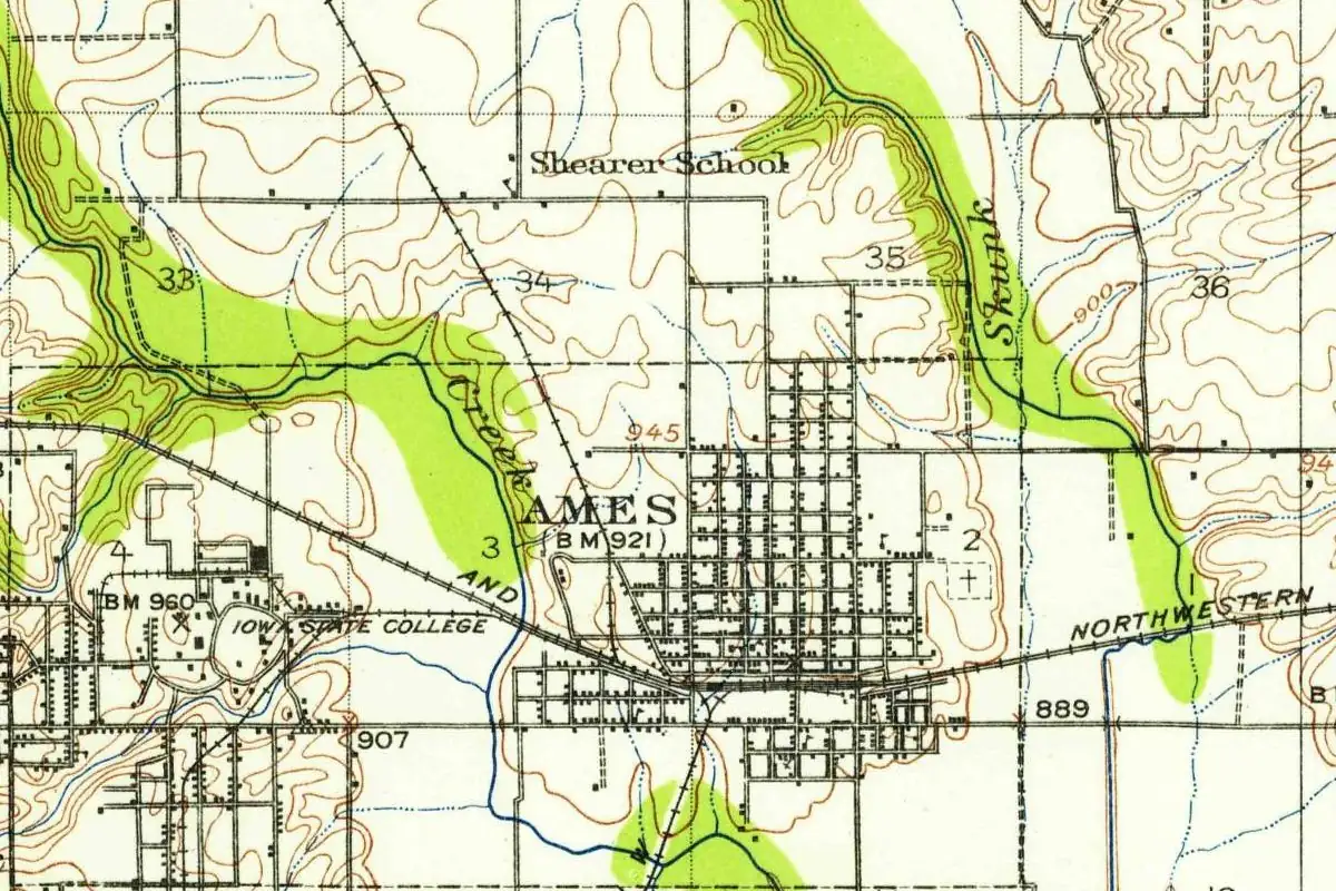 Detail of a 1912 U.S. Geological Survey map showing the small grid of Ames along the Chicago and North Western tracks, with Iowa State College to the west and Skunk River to the east