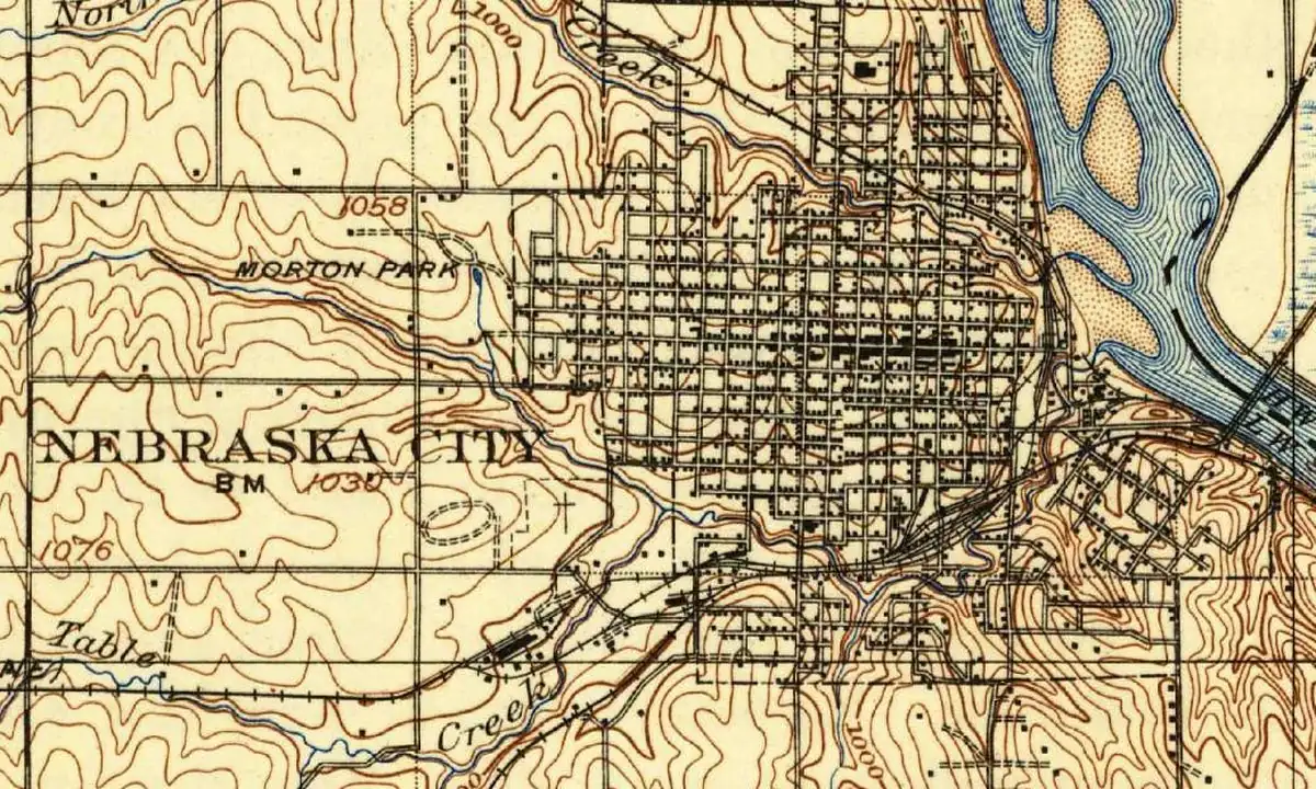 Detail of a 1907 U.S. Geological Survey map showing the dense street grid of Nebraska City on the bluffs beside the Missouri River, with railroad lines running down to the river