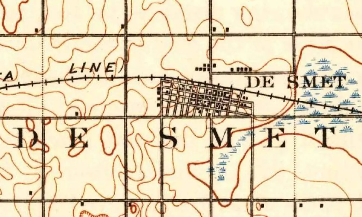 Detail of an 1899 U.S. Geological Survey map showing the street grid of De Smet along the railroad, with marshy ground marked just east of town