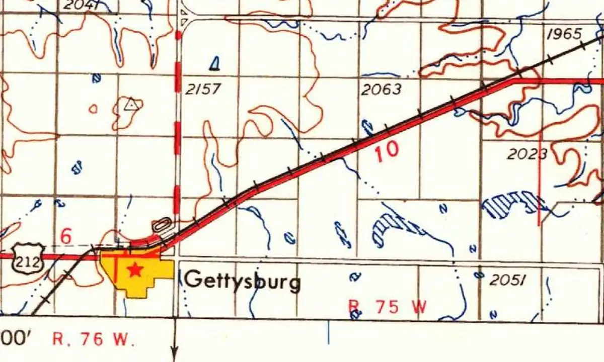 Detail of a 1954 U.S. Geological Survey map showing the town of Gettysburg at the lower left, with the railroad and a state highway running northeast across the prairie