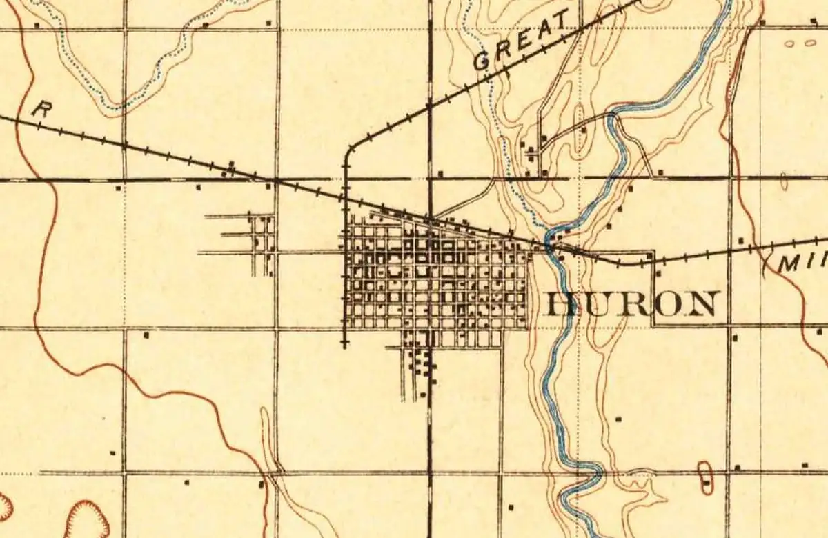 Detail of an 1898 U.S. Geological Survey map showing the street grid of Huron on the west side of the James River, with railroad lines meeting in town