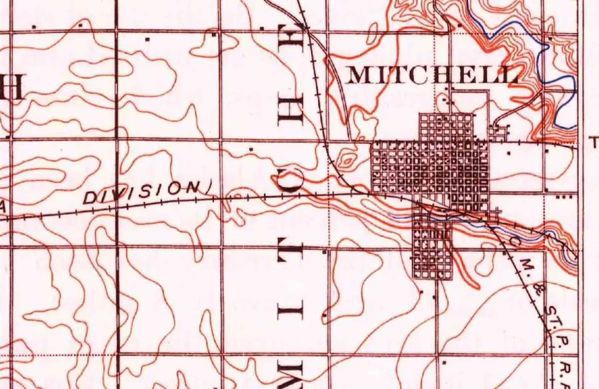 Detail of an 1899 U.S. Geological Survey map showing the street grid of Mitchell, with the Chicago, Milwaukee and St. Paul railroad running through town
