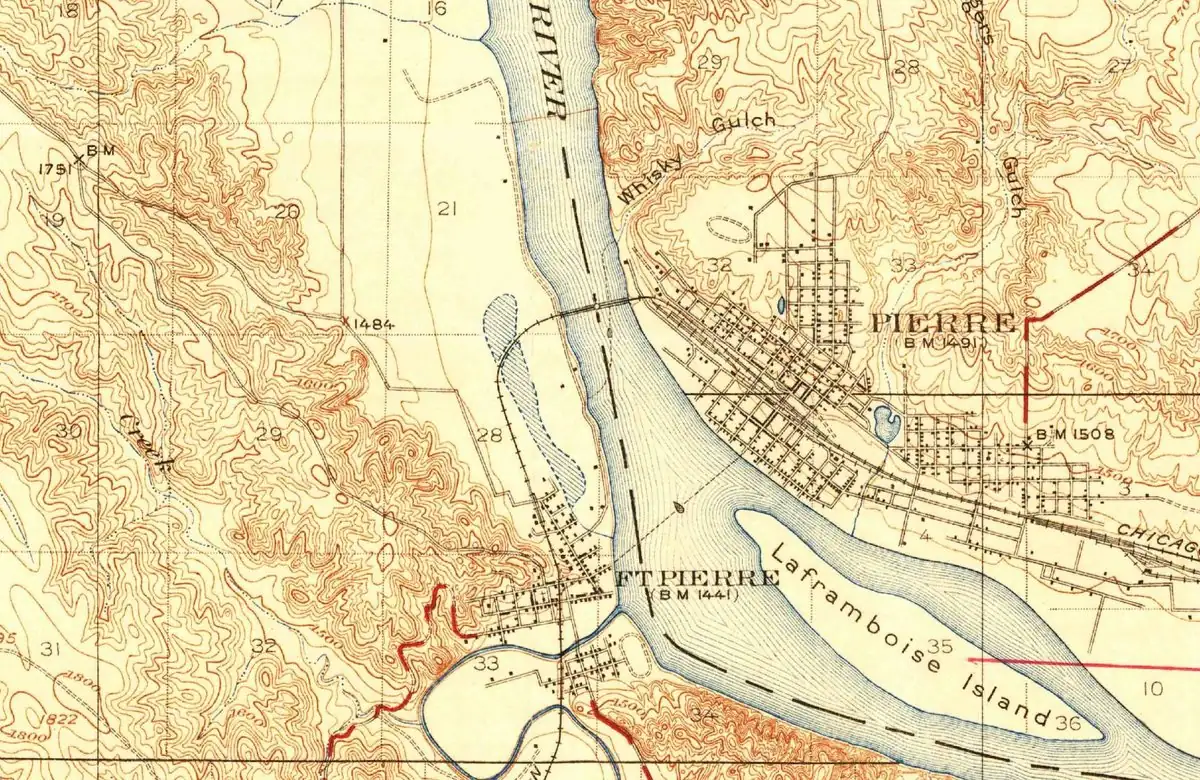 Detail of a 1924 U.S. Geological Survey map showing Pierre on the east bank of the Missouri River and Fort Pierre on the west bank, with Laframboise Island in the river