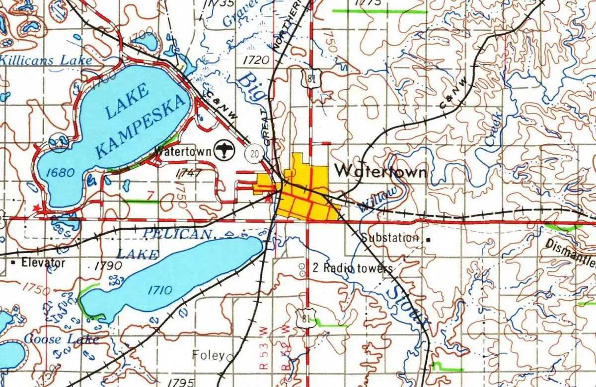 Detail of a 1953 U.S. Geological Survey map showing Watertown beside Lake Kampeska and Pelican Lake, with the Big Sioux River and several railroads