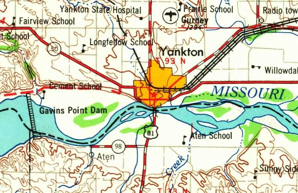 Detail of a 1955 U.S. Geological Survey map showing Yankton on the north bank of the Missouri River, with Gavins Point Dam just upstream