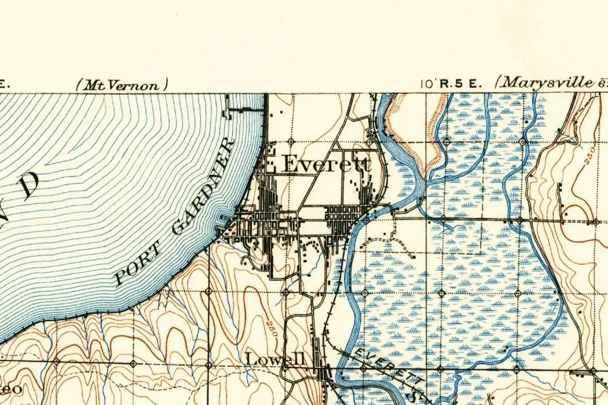 Detail of an 1895 U.S. Geological Survey map showing the small grid of Everett on the shore of Port Gardner bay, with the Snohomish River and its marshes to the east and the top edge of the sheet above